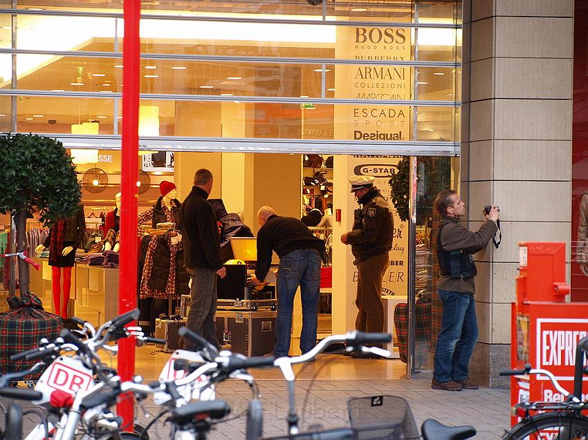 Herrenlose Einkaufstuete gesprengt Koeln Schildergasse P305.JPG